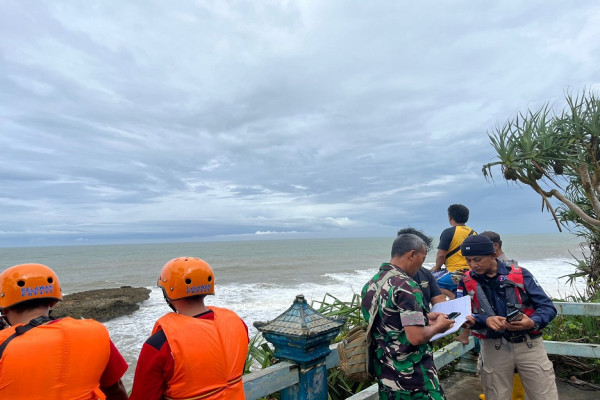 Ajaib! 9 Jam Hilang Terseret Ombak Pantai Selatan Malang, 1 Wisatawan Ditemukan Selamat