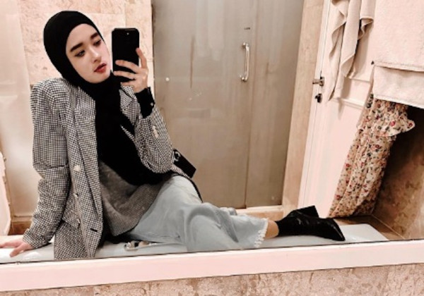 Inara Rusli Selfie di Depan Cermin Kamar Mandi, Netizen Salfok: Aurat Terlihat Sedikit