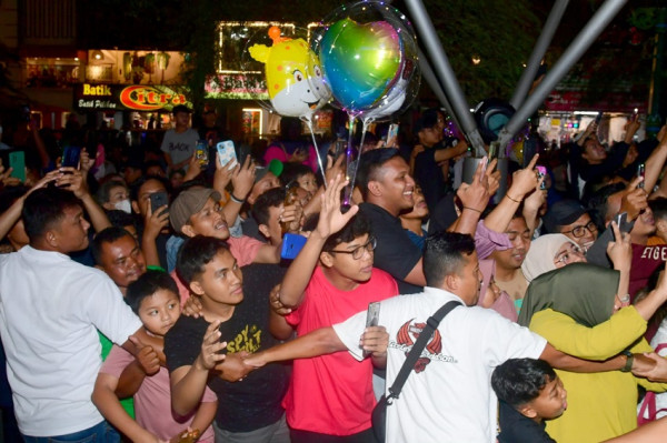 Presiden Jokowi Berkaus Merah Malam Mingguan di Malioboro, Warga Berebut Foto Bareng
