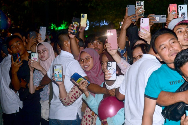 Presiden Jokowi Berkaus Merah Malam Mingguan di Malioboro, Warga Berebut Foto Bareng