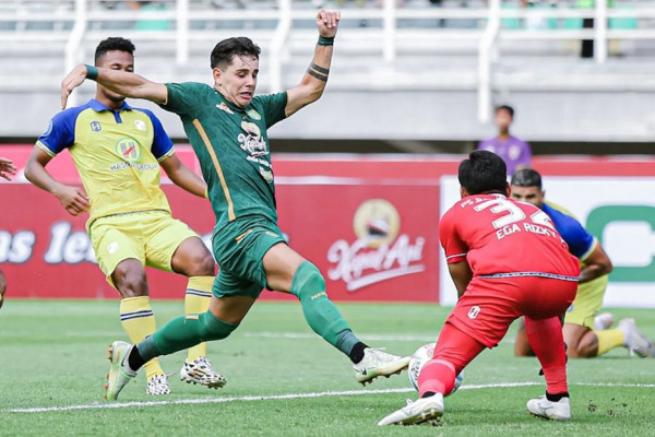 Aji Santoso Ogah Tanggapi Keputusan Kontroversial Wasit di Laga Persebaya vs Barito Putera