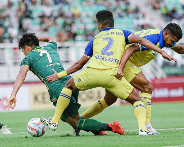 Aji Santoso Ogah Tanggapi Keputusan Kontroversial Wasit di Laga Persebaya vs Barito Putera