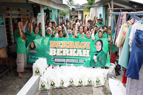 Tebar Kebaikan, Relawan Asandra Berbagi Sembako di Malang