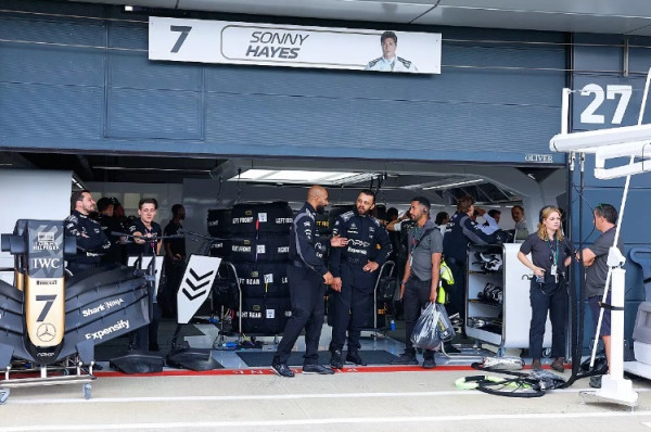 Aksi Brad Pitt sebagai Pembalap Formula 1 Dipuji Lewis Hamilton
