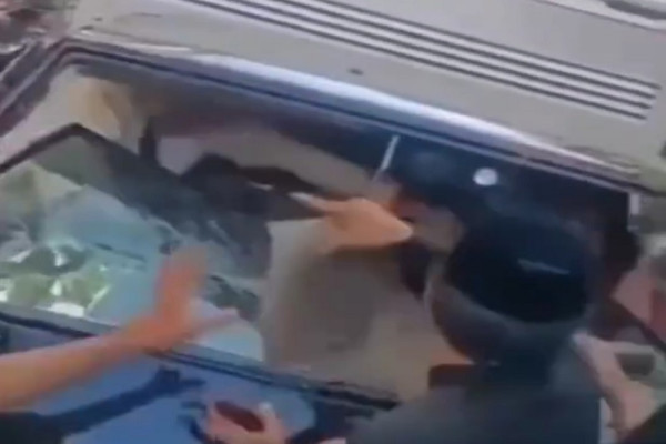 Viral! Tabrak Pengirim Jenazah, Mobil Boks Dirusak Massa