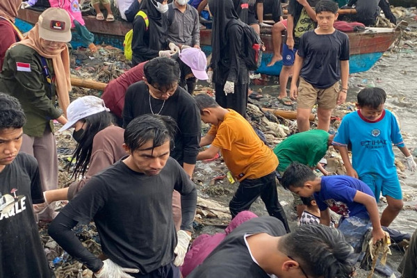 Pantai Sukaraja Bandar Lampung Dibanjiri Sampah, Pandawara Group Bersama Warga Berjibaku Bersih-bersih
