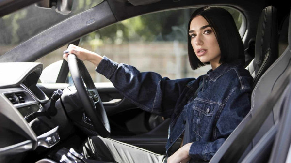Penyanyi Dua Lipa Dipinang Porsche, Dibayar Ratusan Miliar Rupiah