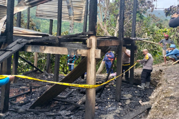 Memilukan! Nyawa 2 Balita Melayang Akibat Kebakaran Rumah Panggung di Kolaka Utara