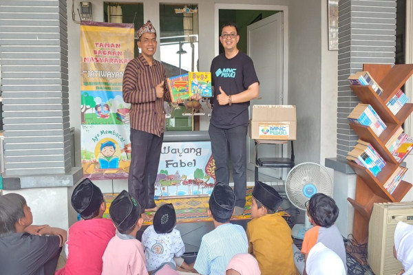 MNC Peduli Salurkan Bantuan Buku Bacaan ke Rumah Baca Jatiwayang