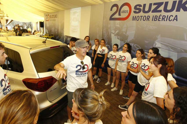 Pecahkan Rekor Dunia, Suzuki Vitara Mampu Memuat 23 Orang Sekaligus