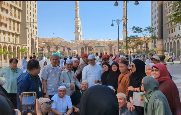 Momen Anies dan Istri Beri Makan Burung di Madinah, Jemaah Haji Ajak Foto Bareng