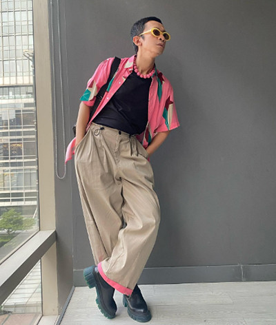 Dinyinyiri Gegara Kembali Tampil Nyentrik dengan Baju Pink, Aming Sindir Netizen Kurang Wawasan