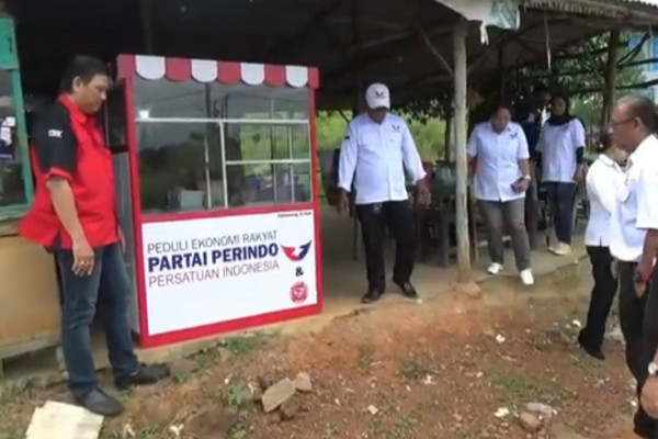 Peduli Pedagang Kecil dan Pemungut Sampah, Perindo Bantu Gerobak