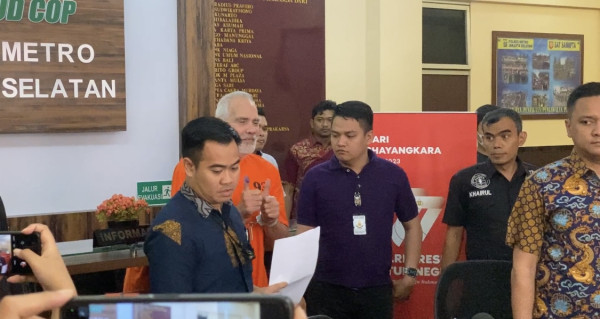 Aktor Senior Pierre Gruno Resmi Ditahan Polisi Kasus Penganiayaan, Acungkan 2 Jempol
