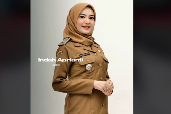 Viral! Kades Cantik di Subang Tak Gentar Adu Debat Pembangunan Jalan