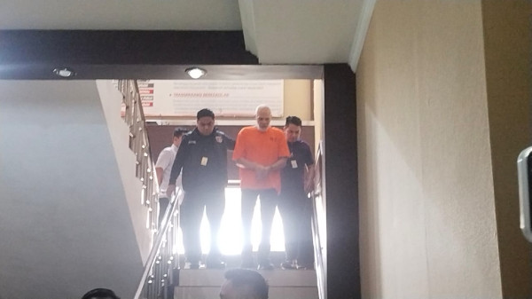 3 Potret Pierre Gruno Pakai Baju Tahanan dengan Tangan Diborgol