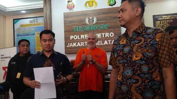 3 Potret Pierre Gruno Pakai Baju Tahanan dengan Tangan Diborgol