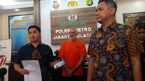 3 Potret Pierre Gruno Pakai Baju Tahanan dengan Tangan Diborgol