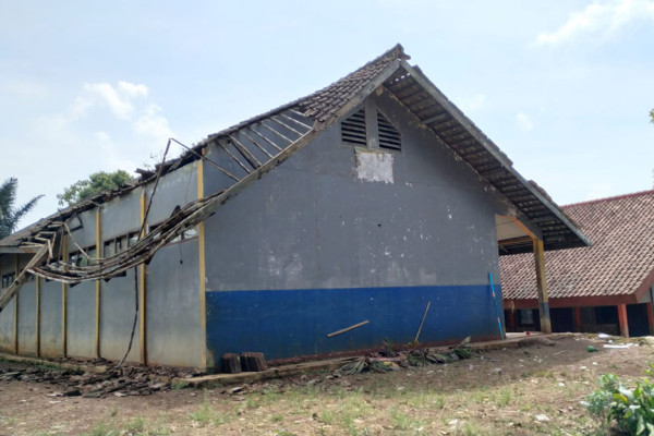 Miris! Gedung Rusak Disapu Hujan Angin, Siswa SD Kutaluhur Sukabumi Belajar di Luar Sekolah