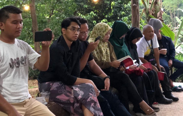 Gaya Asyik Kedai Kopi Bumi Citarik Menguliti Buku “Susuk Kapal Borobudur”