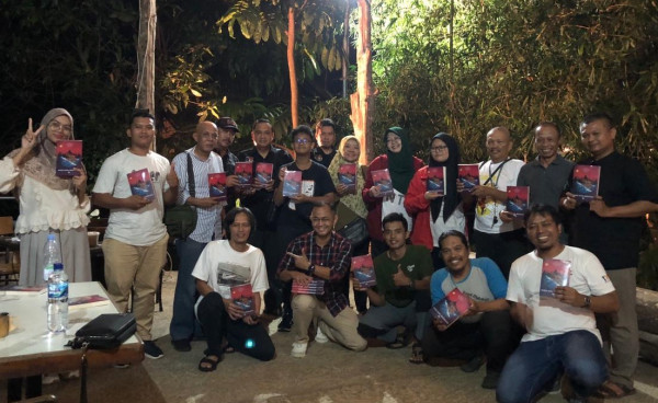 Gaya Asyik Kedai Kopi Bumi Citarik Menguliti Buku “Susuk Kapal Borobudur”