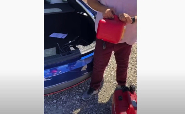 Viral Mobil Listrik Tesla Mogok, Minta Bensin untuk Ngecas dengan Genset Honda