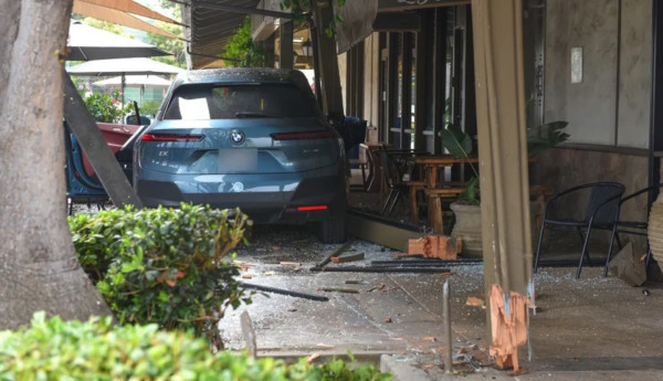 Salah Injak Pedal Gas, Mobil Listrik Milik Bintang Film Pulp Fiction Nyusruk ke Mal
