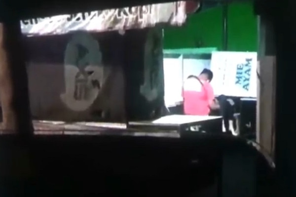 Bojonegoro Gempar! Sepasang Kekasih Terekam Asyik Mesum di Alun-alun