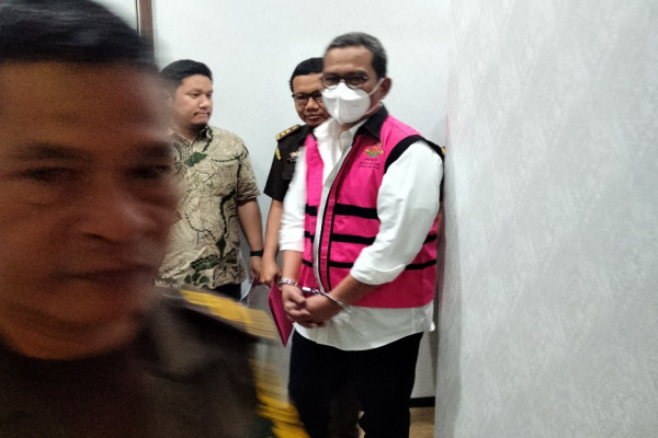 Crazy Rich Brebes Tersangka Korupsi Pertambangan, Diborgol dan Dijebloskan Tahanan