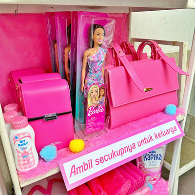 Youtuber Ini Tuai Pujian Gegara Sediakan Jajanan Nuansa Barbie Gratis untuk Kurir dan Driver Ojol