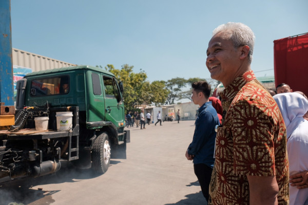 Membanggakan! Ganjar Pranowo Lepas Ekspor 400 Ton Benang ke Brasil dan India