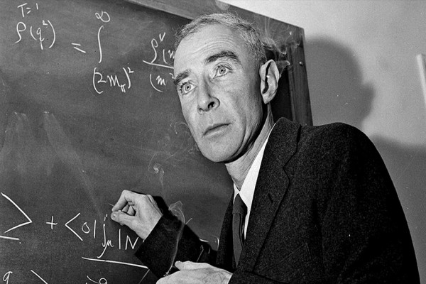 10 Fakta J. Robert Oppenheimer, Pengembang Bom Atom yang Menyesali Penemuannya