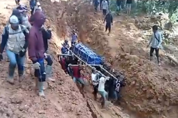 Memilukan! Warga Tandu Jenazah Pendeta Sejauh 30 Km Menyeberangi Sungai dan Jalan Berlumpur