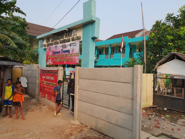 Akses Jalan Utama SDN Dibeton Pemilik Lahan, Pemkot Tangsel Pilih Jebol Tembok