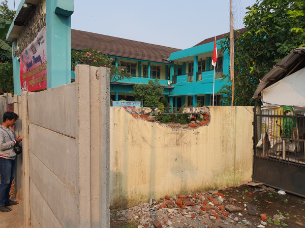 Akses Jalan Utama SDN Dibeton Pemilik Lahan, Pemkot Tangsel Pilih Jebol Tembok