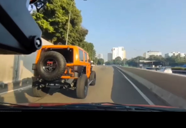Punya Bodi Bongsor, Begini Spek Rubicon yang Kabur Usai Senggol Mobil Lain di Bahu Jalan