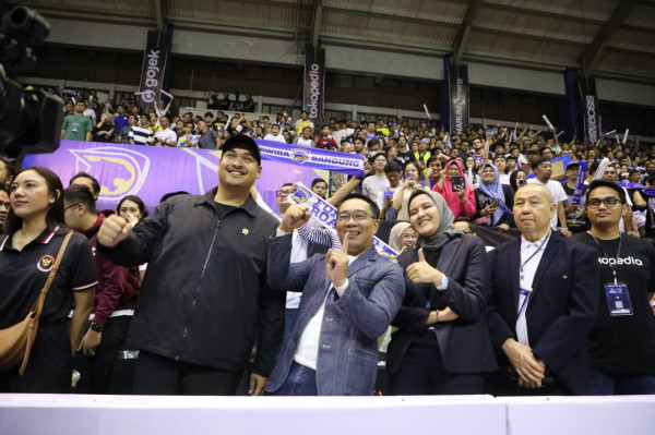 Menpora Dito Serahkan Piala IBL untuk Prawira, Juara Setelah 25 Tahun