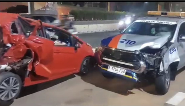 Dikemudikan Wanita, Mobil Layanan Jalan Tol Ringsek Usai Tabrakan di Matraman