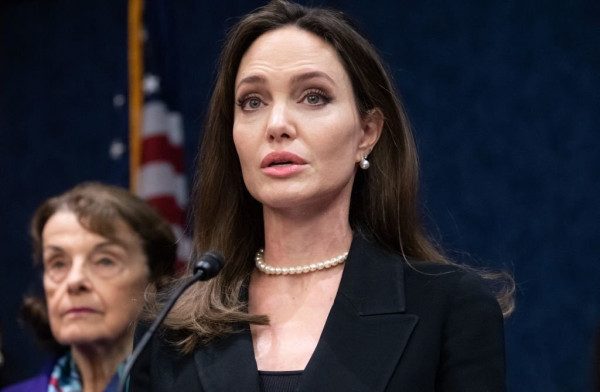 7 Artis Hollywood yang Bau Mulut, Napas Angelina Jolie Bikin Brad Pitt Mual