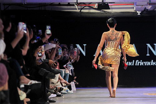 Nikita Mirzani Bikin Heboh di JF3, Lepas High Heels saat di Catwalk