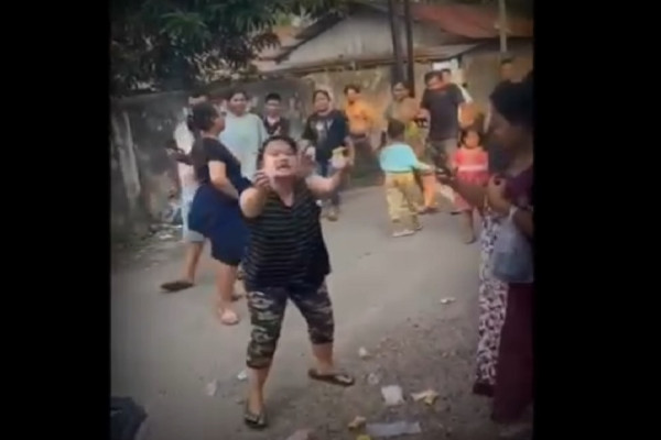 Viral! Emak-emak Emosi Geruduk Rumah Tempat Pesta Narkoba