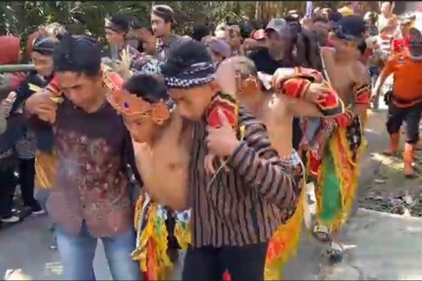 Mencekam! Puluhan Orang Kesurupan Massal saat Ikuti Ritual Suroan