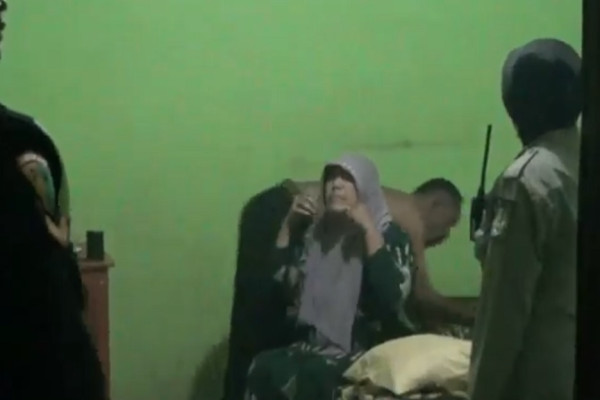 Asyik Lucuti Daster Selingkuhan di Hotel, 3 Pasangan Mesum Tak Berkutik Digedor Petugas Gabungan
