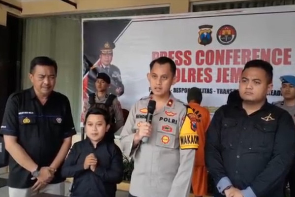 Pemuda di Jember Dibacok 12 Orang Gara-gara Unggah Foto Istri Orang di Media Sosial