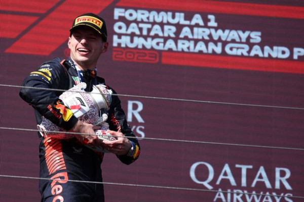 Sial! Trofi Max Verstappen Dirusak Norris saat Selebrasi di Podium
