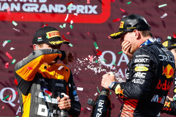Sial! Trofi Max Verstappen Dirusak Norris saat Selebrasi di Podium