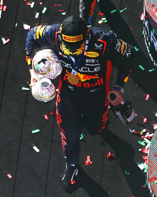 Sial! Trofi Max Verstappen Dirusak Norris saat Selebrasi di Podium