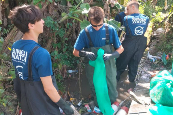 Momen Cucu Presiden Soekarno Kiran Seegers Bersih-bersih Sampah di Sejumlah Sungai di Bali