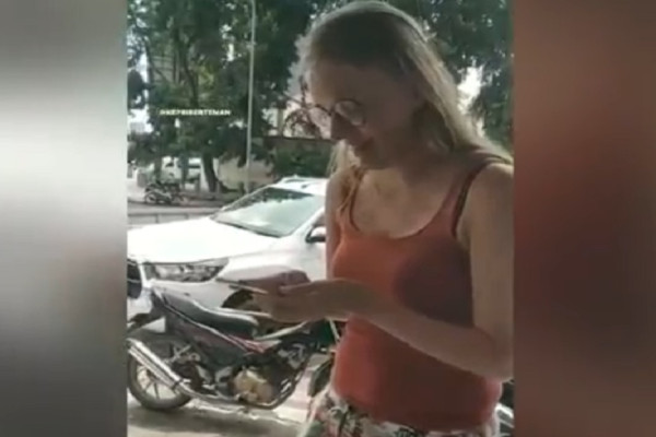 Viral Gara-gara Menangis usai Dijambret, Bule Cantik Ini Ternyata sedang Penelitian