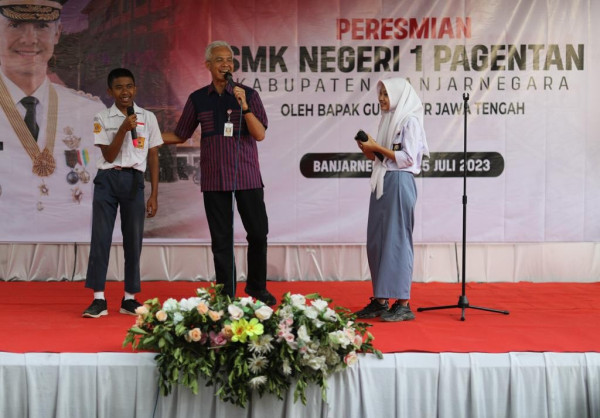 Ganjar Resmikan SMK Jurusan Energi Baru Terbarukan di Banjarnegara